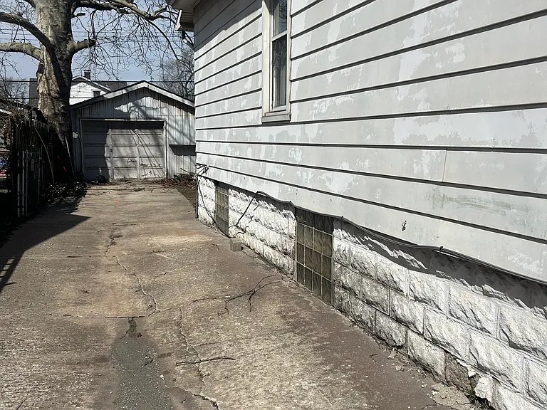 2345 Iowa St — Photo 49