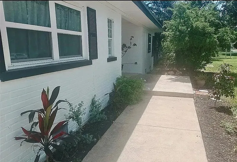 4 bed, 2.5 bath, 2732 sqft, $2,200 — Photo 2