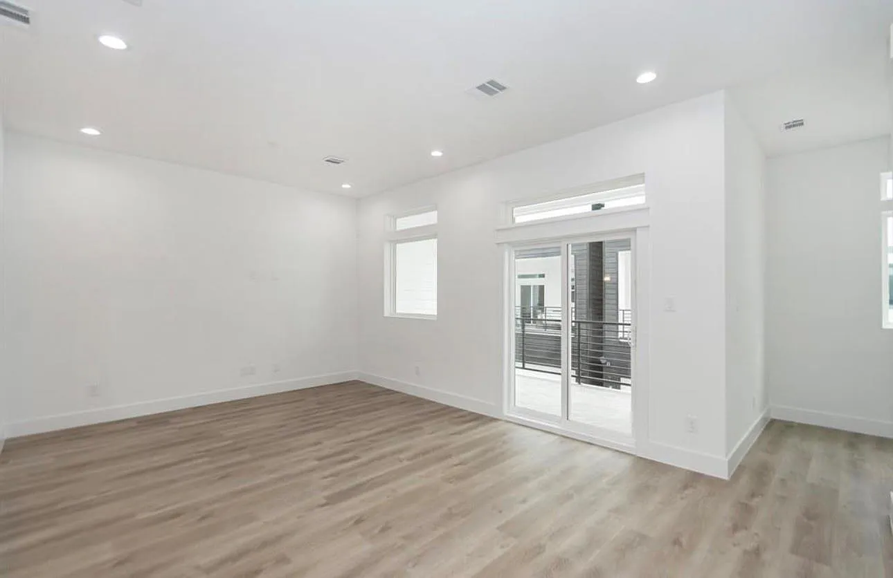 3 bed, 3.5 bath, 2077 sqft, $2,550 — Photo 4