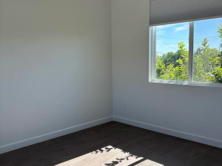 5263 Pirotte Dr — Photo 12