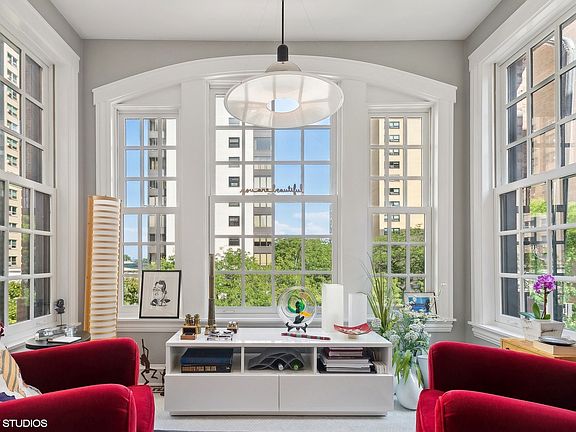 4th image of 400 W Briar Pl APT 3C