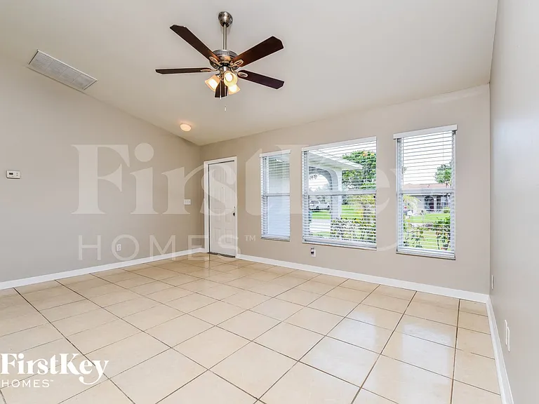 2918 SE 8th Pl — Photo 4