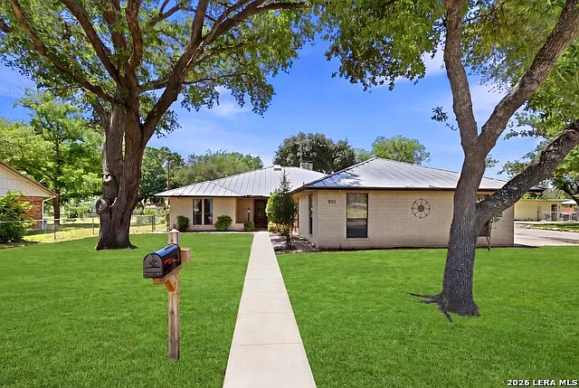 3 bed, 3.0 bath, 2717 sqft, $3,100 — Photo 2