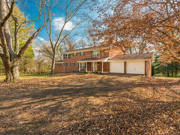 3rd image of 304 Calloway Cir