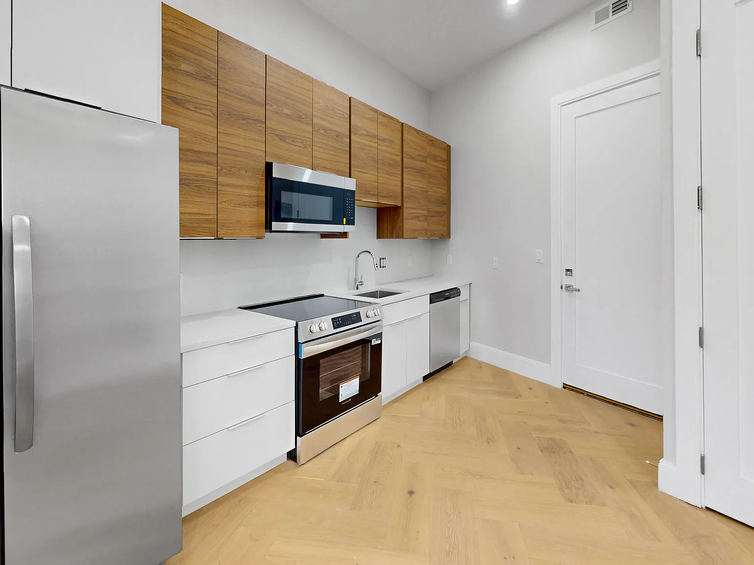 2 bed, 713 sqft, $3,800 — Photo 1
