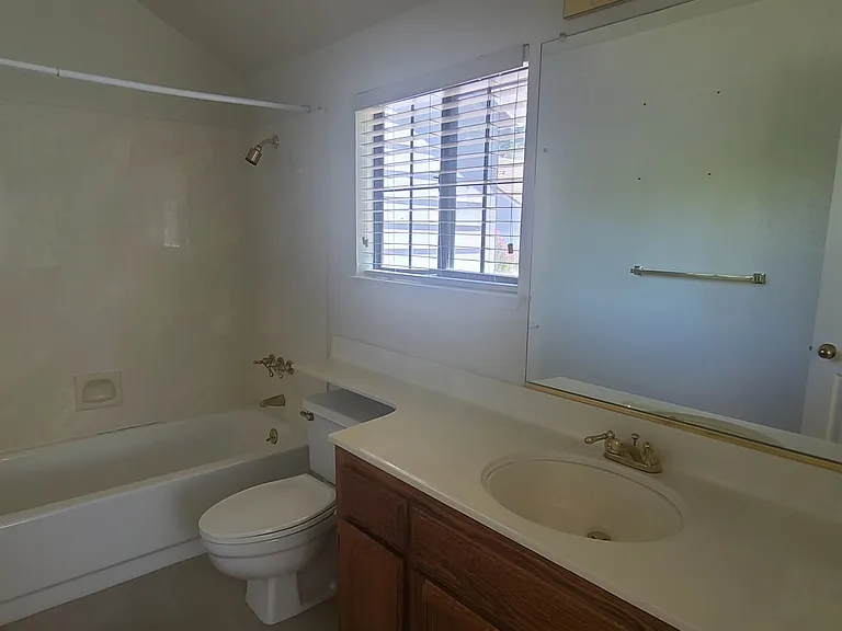 211 Kingswood Ct — Photo 14