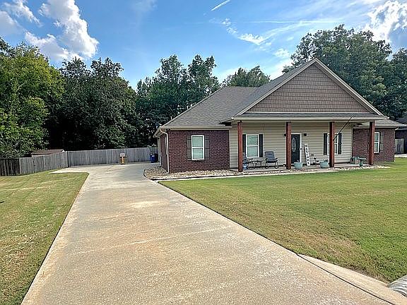 3rd image of 200 Jennifer Ln