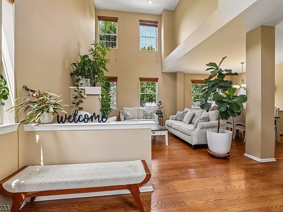 4th image of 10 Redmond Ct
