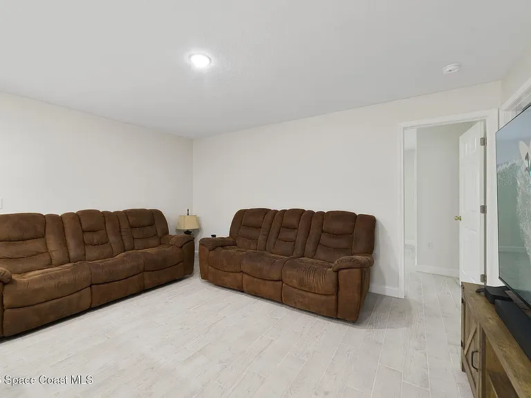 95 W Towne Pl — Photo 5