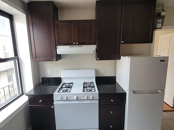 4th image of 220 Hanover St APT 24