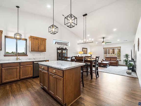 5th image of 228 Brookside Pl