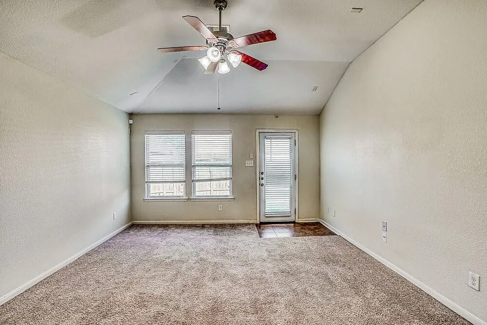 3 bed, 2.0 bath, 1558 sqft, $1,725 — Photo 3