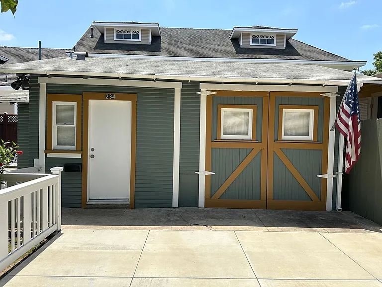 204 S Grand St — Photo 1