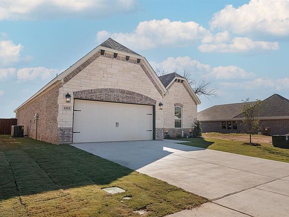 2nd image of 1313 Highland Park Cir