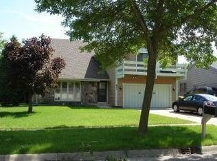803 Boxwood Dr, Crystal Lake, IL 60014