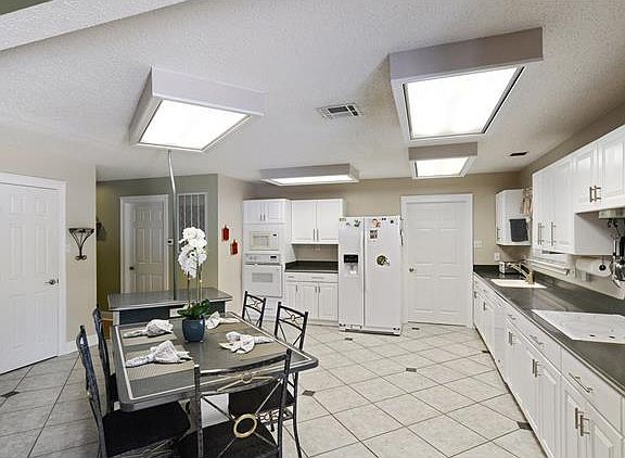 4th image of 206 Surrey Dr