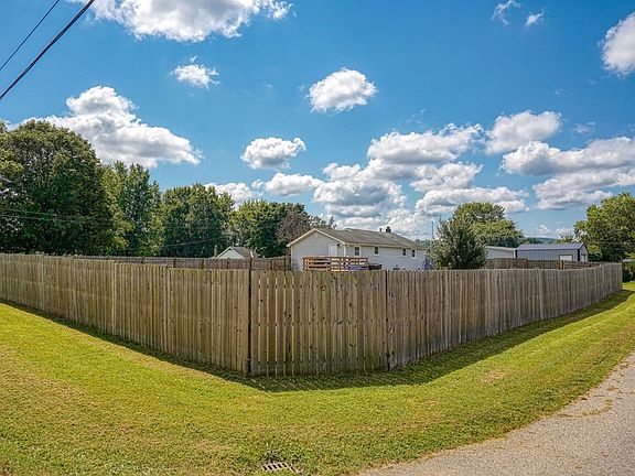 3rd image of 471 Woods Ln
