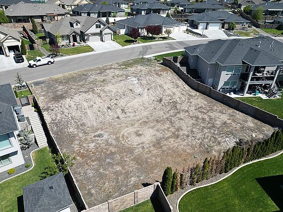 2nd image of 2449 Woods Dr
