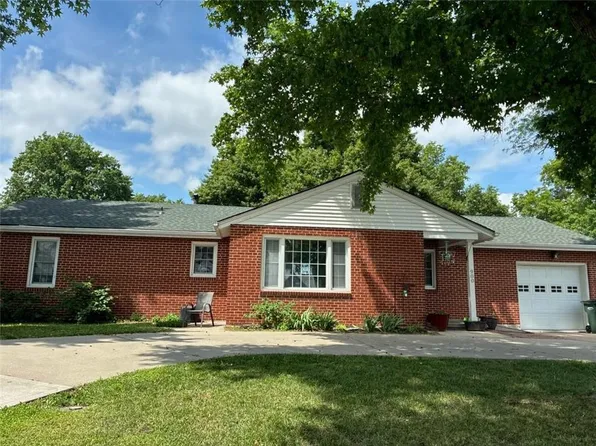 900 Thornton St, Leavenworth, KS 66048
