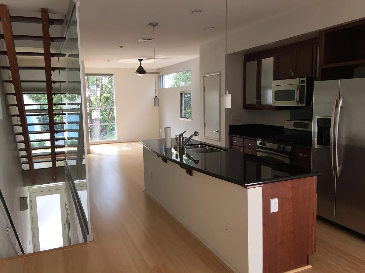2 bed, 2.5 bath, 1300 sqft, $4,500 — Photo 1