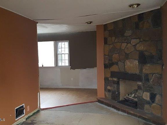 4th image of 2331 Burgoyne Ave
