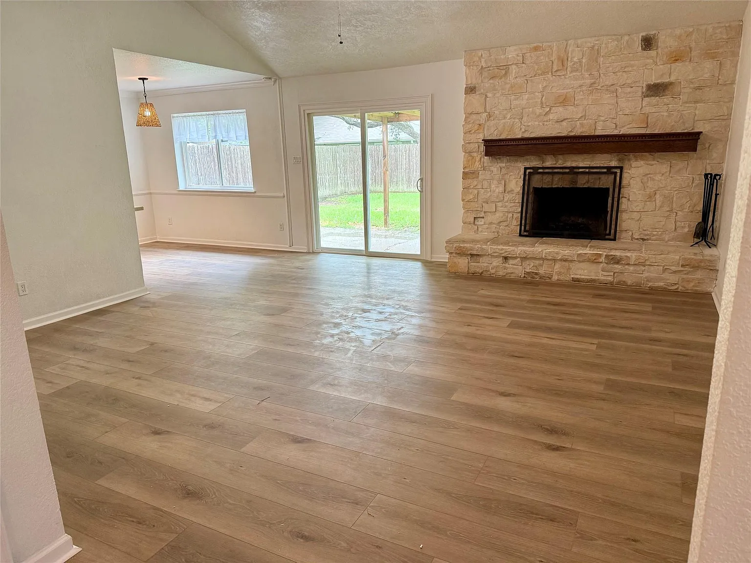 3 bed, 2.0 bath, 1402 sqft, $2,025 — Photo 3