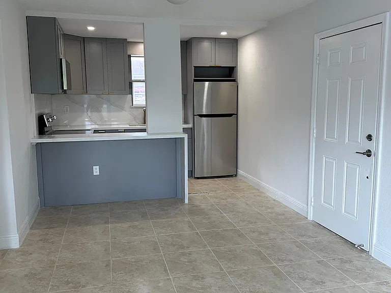 4201 SW 7th St #3 — Photo 4