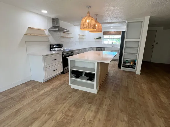 2102 Jo An Dr #A, Sarasota, FL 34231