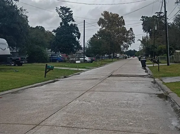 137 Cedar Dr, Belle Chasse, LA 70037