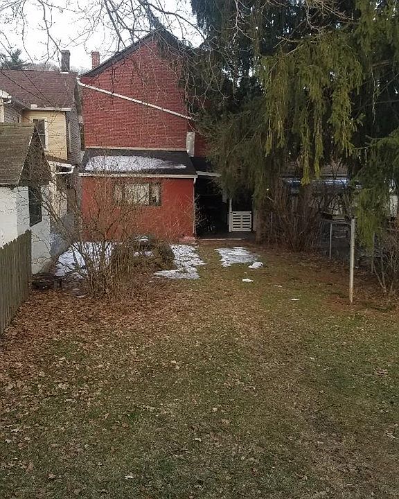 2nd image of 1022 Moore St