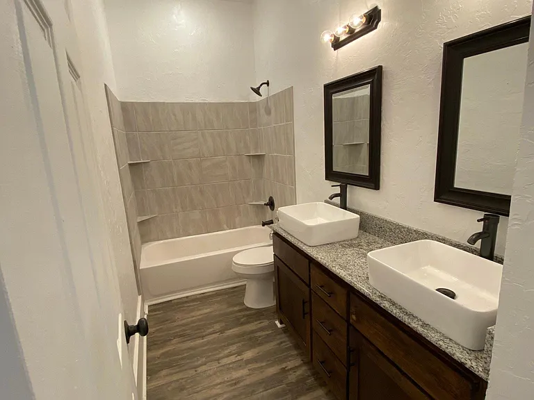 1206 E Rusk St — Photo 3