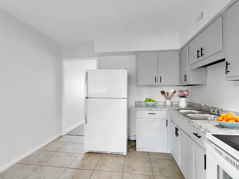 318 E Dakin Ave #8 — Photo 2