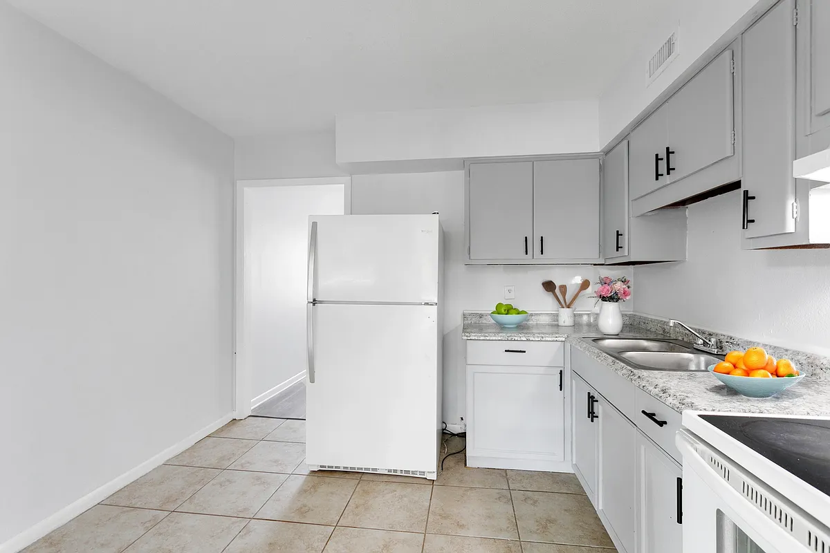 Building Photo - 318 E Dakin Ave #8