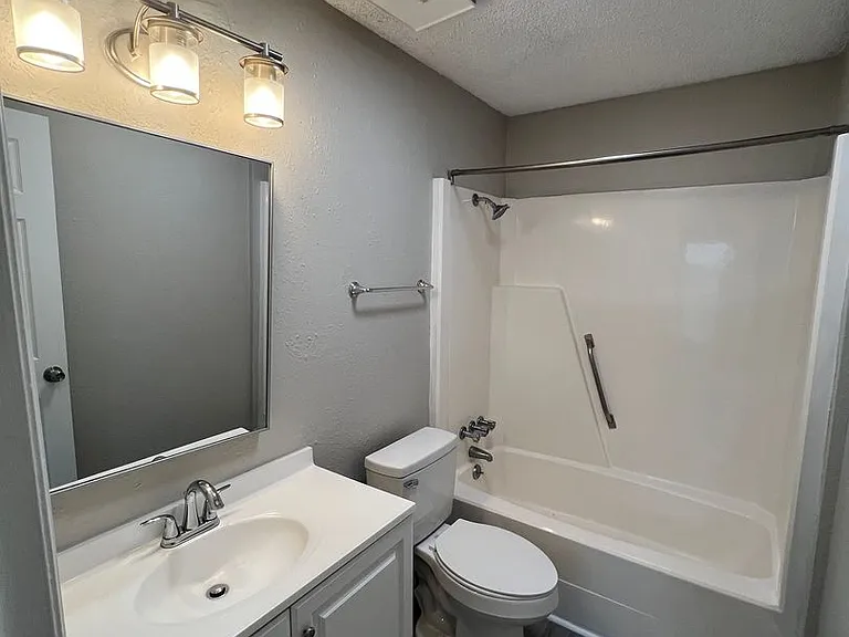 415 W 10th St — Photo 16
