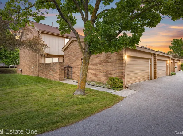 5345 Wright Way W, West Bloomfield, MI 48322