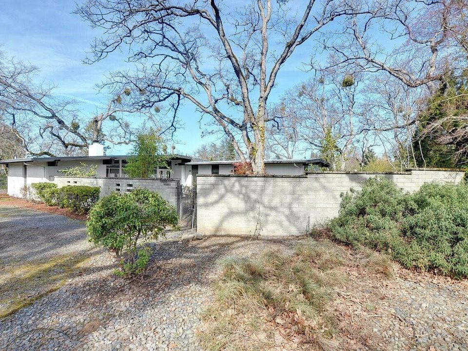 1st image of 211 S Groveland Ave