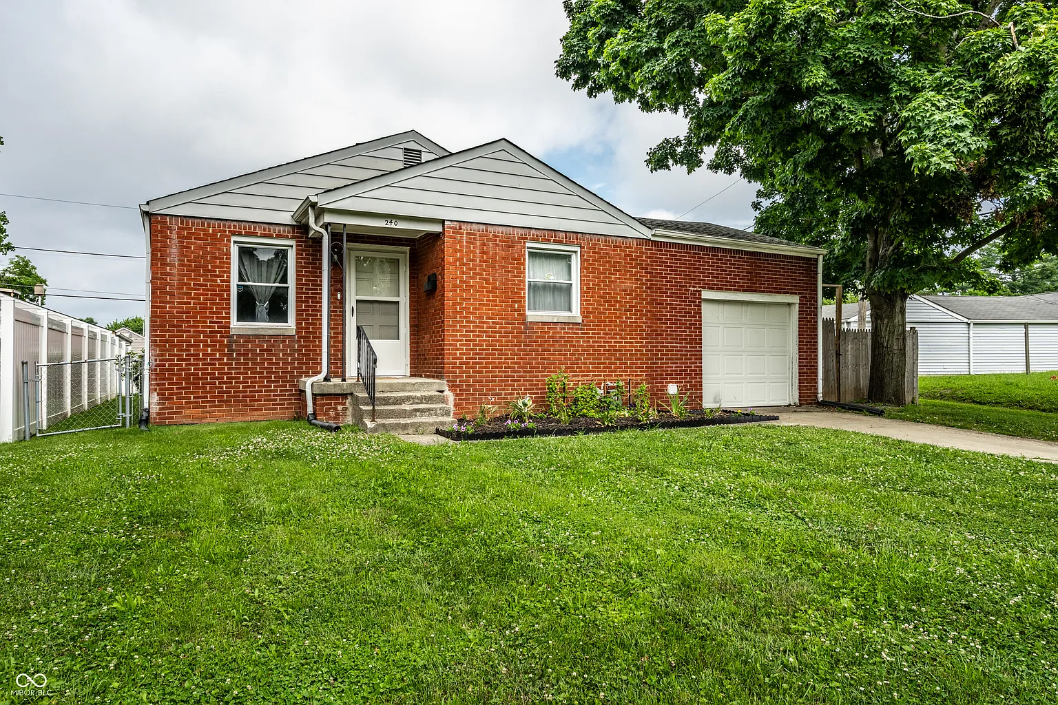240 S Chester Ave photo 1