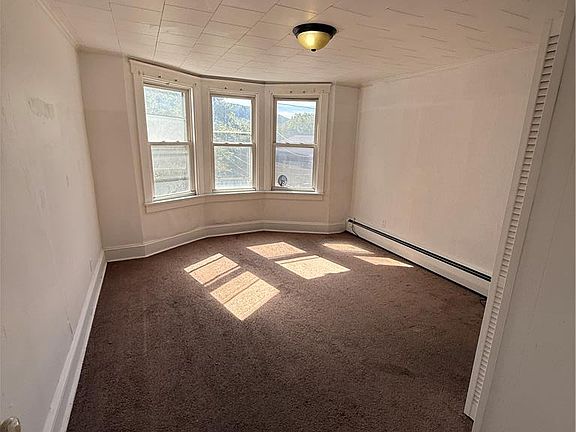3rd image of 409 Willing St