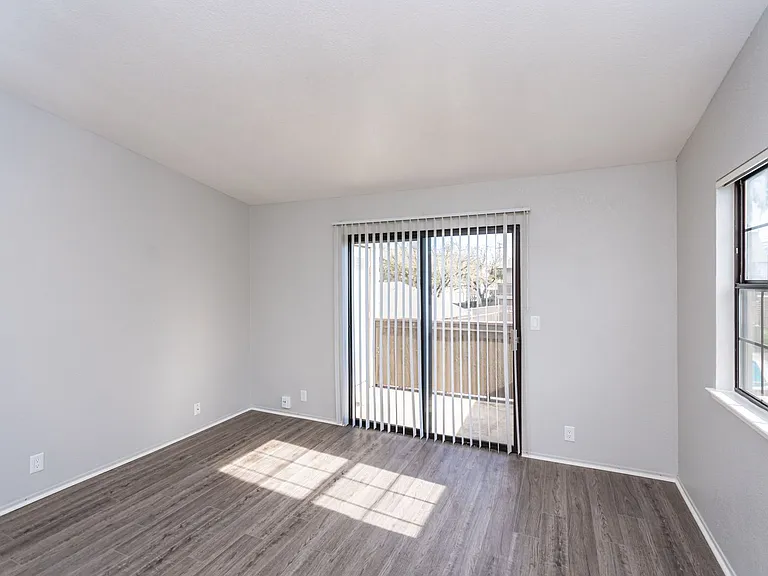 River Oaks Apartments — Photo 26