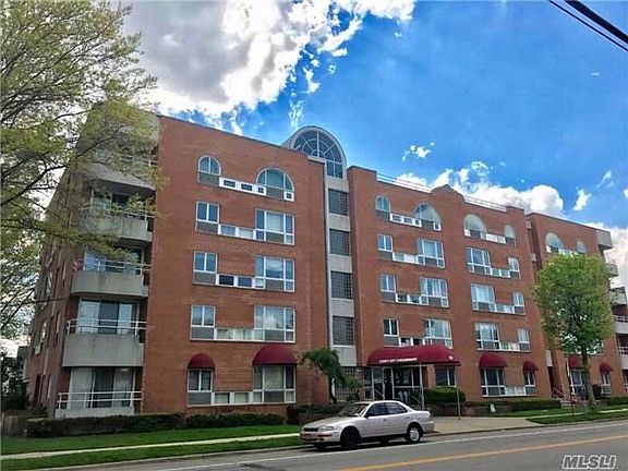 3rd image of 205 Mineola Blvd