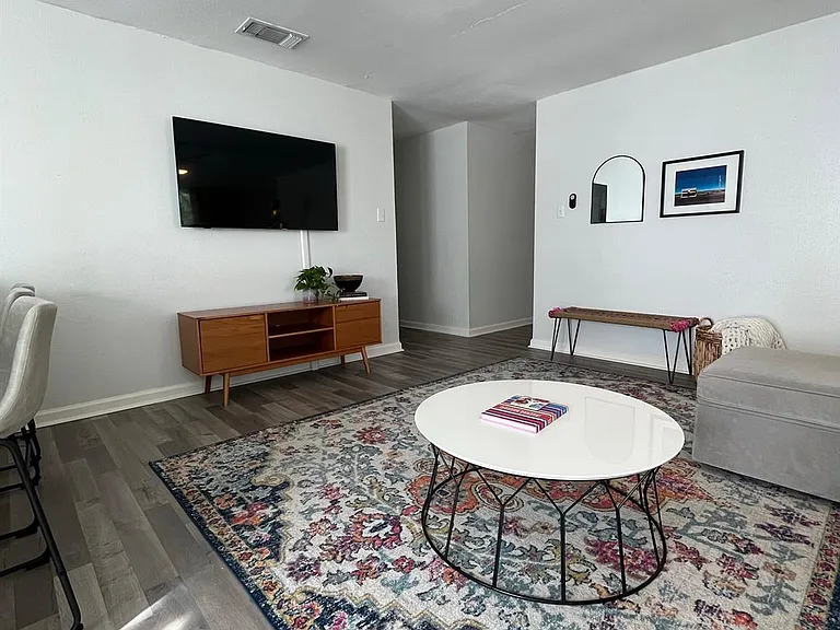 2511 E Stassney Ln — Photo 4