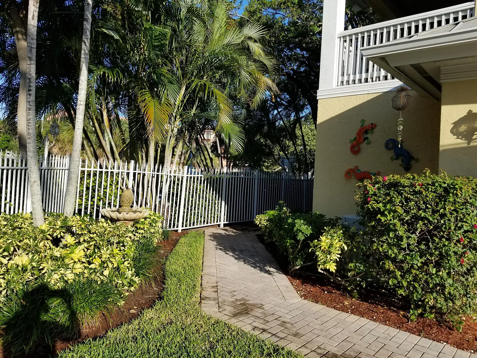 857 SW 11th Ct — Photo 2