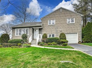 12 Bengeyfield Dr, Williston Park, NY 11596