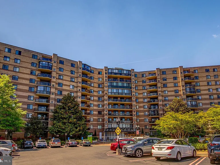 8370 Greensboro Dr #216 — Photo 2