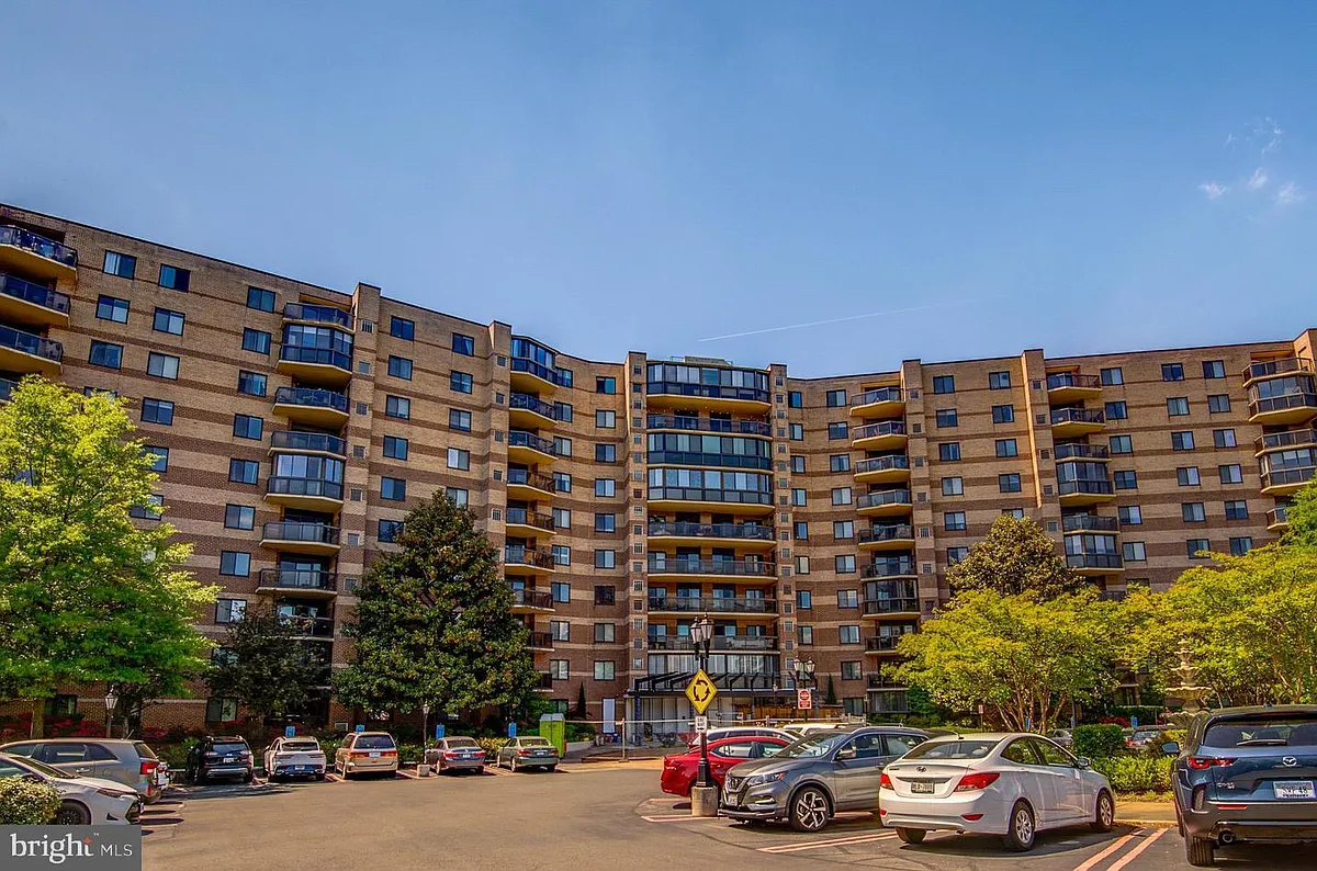 Building Photo - 8370 Greensboro Dr #216
