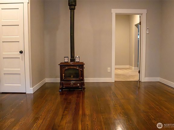 5th image of 103 N Chestnut Street