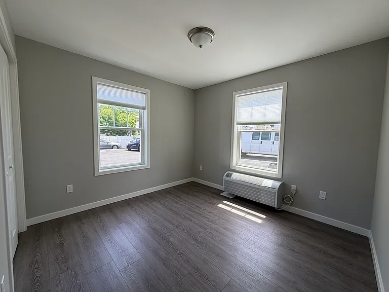 30-32 Osborne St #1 — Photo 16