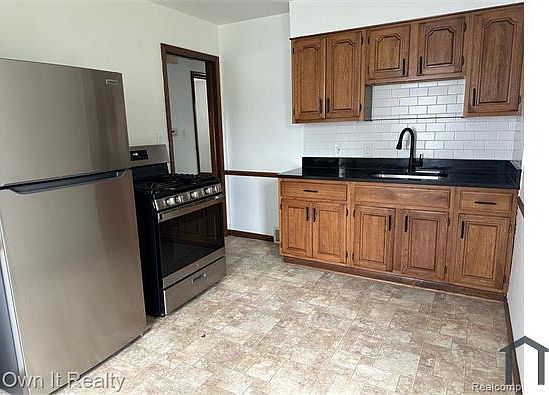 5th image of 1829 Academy St