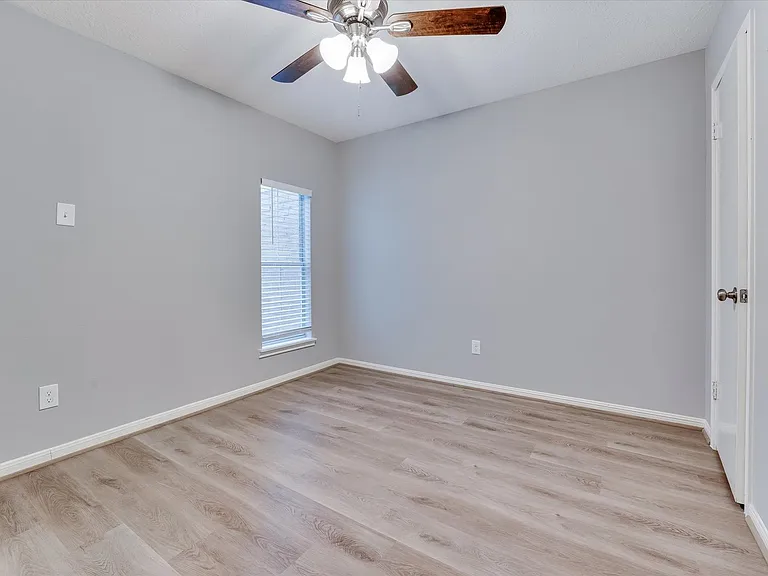 9407 Stockwell Dr — Photo 22