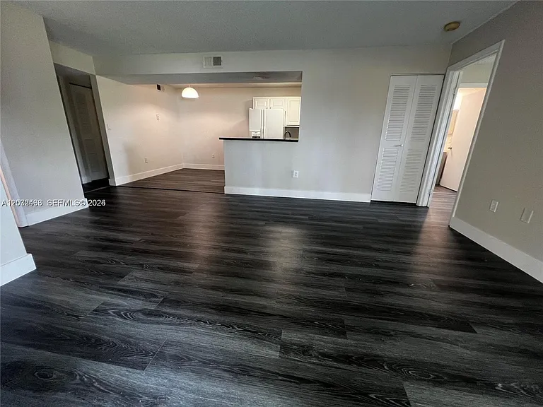 350 Palm Cir W #203 — Photo 4